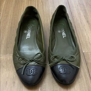 💚 Chanel quilted flats in Green/Black